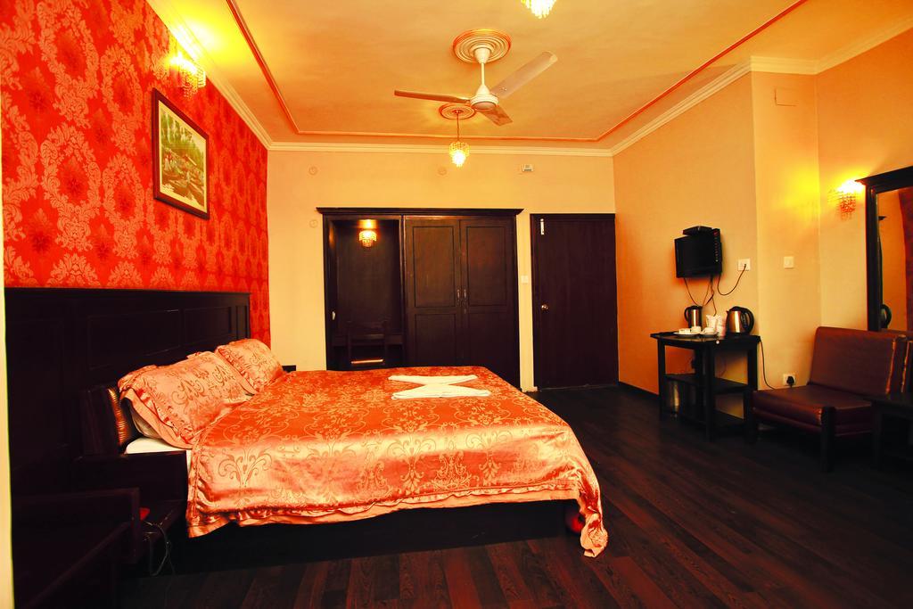 Hotel Pride Continental Srīnagar Стая снимка