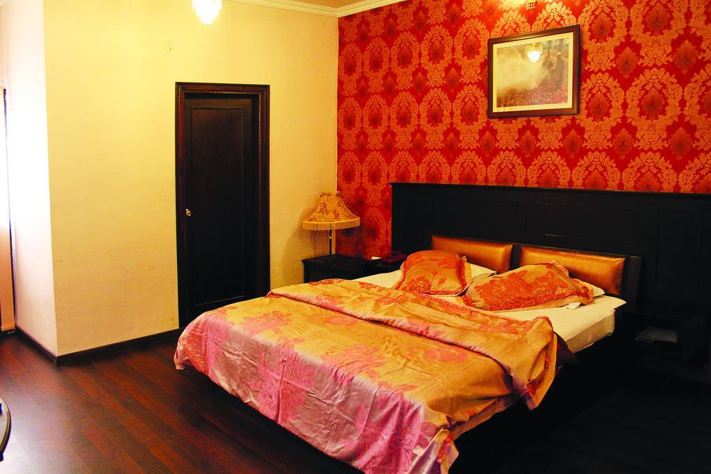 Hotel Pride Continental Srīnagar Екстериор снимка