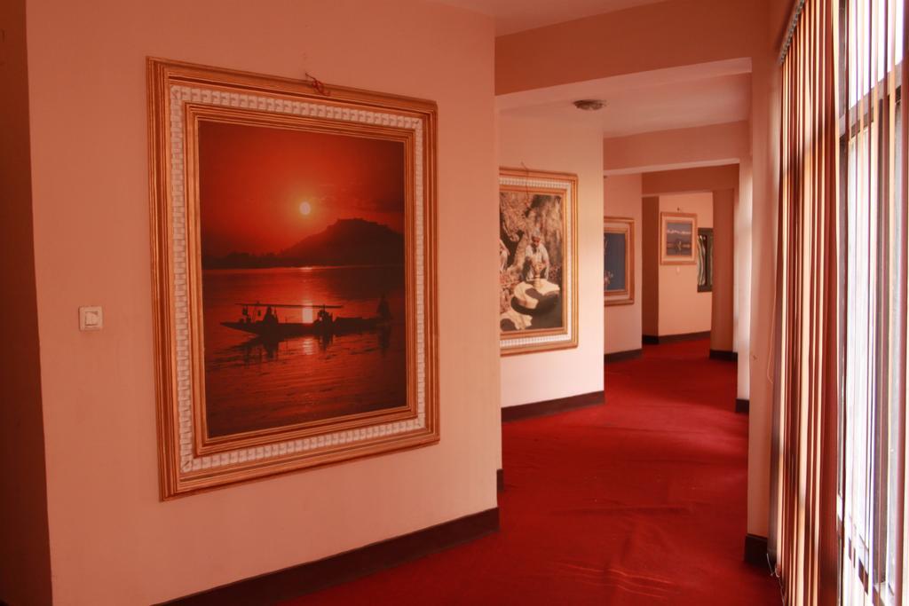 Hotel Pride Continental Srīnagar Екстериор снимка